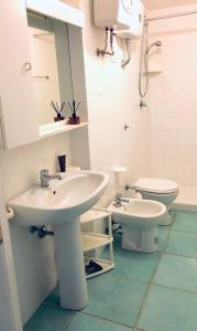 - Baño con 2 lavabos y aseo en Il Giardino di Elettra, en Palmadula