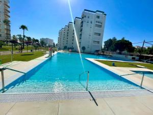 Bazén v ubytovaní GATU Verano en la playa con parking, wifi, piscina alebo v jeho blízkosti