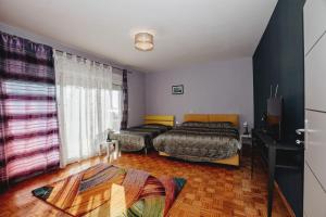 1 dormitorio con 2 camas y ventana grande en Apartment Villa Anna, en Zadar