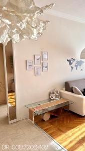 ein Wohnzimmer mit einem Sofa und einem Tisch in der Unterkunft Trilocale Parco del Valentino in Turin