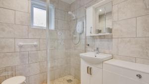 Gallery image of Lighthouse View in The Mumbles +10 photos