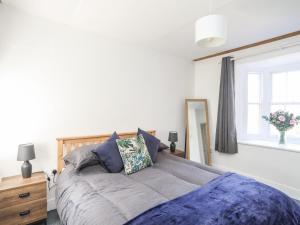Un dormitorio con una cama grande y una ventana en Ceris Lodge, en Bangor