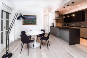 uma cozinha e sala de jantar com mesa e cadeiras em City Point Reykjavik - Luxury Apartments - Surtsey em Reykjavík