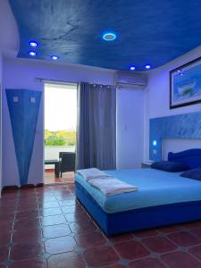 sypialnia z łóżkiem z niebieskim sufitem w obiekcie Apartments Oxa w Ulcinju