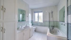 Et badeværelse på 2 Bed in Llanmadoc oc-hh2110 + 50 billeder