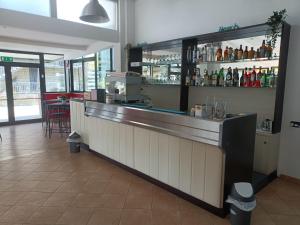 un bar dans un restaurant avec comptoir dans l'établissement Hotel La Torre, à Cervia