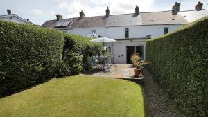 Aed väljaspool majutusasutust Robin Cottage