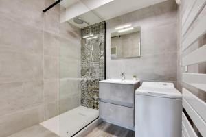 a bathroom with a toilet and a sink and a shower at Appart Cosy Quartier Calme Hyper Centre Parking in Magny-le-Hongre
