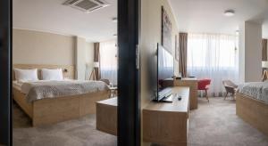 um quarto de hotel com duas camas e uma secretária em Hotel reSTART Superior em Jičín