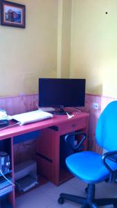 A television and/or entertainment centre at Hotel El Sueve Még 19 kép