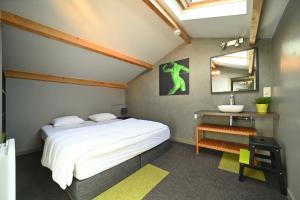 sypialnia z łóżkiem, umywalką i lustrem w obiekcie Gite Ard'zen w mieście Noiseux