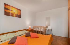 Vuode tai vuoteita majoituspaikassa 3 Bedroom Lovely Apartment In Dobrinj
