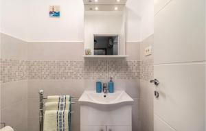 Kylpyhuone majoituspaikassa 3 Bedroom Lovely Apartment In Dobrinj