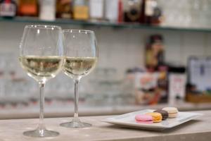 due bicchieri di vino bianco seduti su un tavolo di Hotel Nautilus a Forte dei Marmi