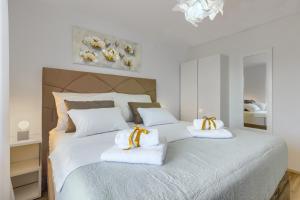 En eller flere senger på et rom på White Residence Luxury Apartment Bibinje