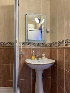 W łazience znajduje się umywalka i lustro. w obiekcie Apartments Oxa w Ulcinju