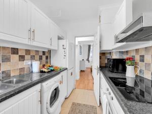 Cucina o angolo cottura di Prime Location! Next to Hammersmith Apollo & Tube