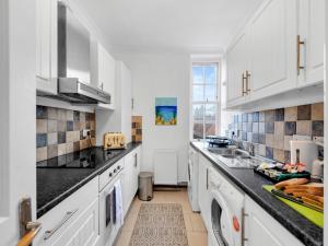 Cucina o angolo cottura di Prime Location! Next to Hammersmith Apollo & Tube