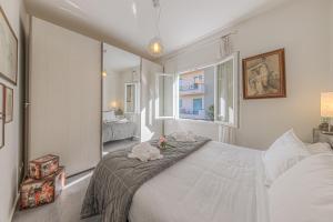 ein Schlafzimmer mit einem großen weißen Bett in einem Zimmer in der Unterkunft VILLA TORETTI Centro, Relax e Parcheggio Privato in Rapallo