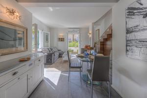 eine Küche und ein Wohnzimmer mit Tisch und Stühlen in der Unterkunft VILLA TORETTI Centro, Relax e Parcheggio Privato in Rapallo