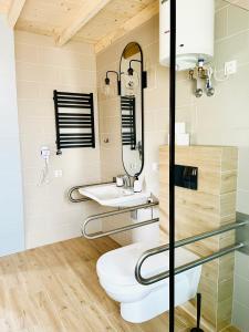 切米耶諾的住宿－Osada Chmiel，一间带两个盥洗盆和卫生间的浴室