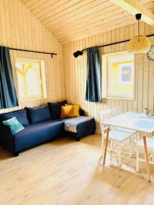 Osada Chmiel في تشميلنا: غرفة معيشة مع أريكة زرقاء وطاولة