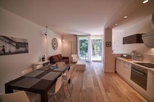 une cuisine et un salon avec une table dans la chambre dans l'établissement Minnie by Garda FeWo, à Gardone Riviera