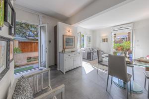 ein Wohnzimmer mit Fernseher und Tisch und Stühlen in der Unterkunft VILLA TORETTI Centro, Relax e Parcheggio Privato in Rapallo
