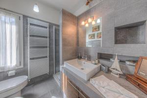 ein Badezimmer mit Waschbecken und Toilette in der Unterkunft VILLA TORETTI Centro, Relax e Parcheggio Privato in Rapallo + 33 Fotos