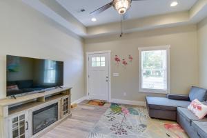 Televiisor ja/või meelelahutuskeskus majutusasutuses Lovely Vacation Home about 1 Mi to Ocean Isle Beach!