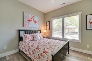 Voodi või voodid majutusasutuse Lovely Vacation Home about 1 Mi to Ocean Isle Beach! toas