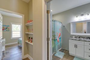 Vannituba majutusasutuses Lovely Vacation Home about 1 Mi to Ocean Isle Beach! +25 fotot