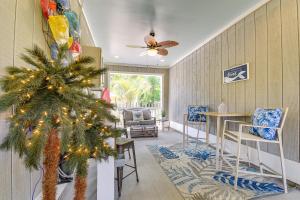 Un árbol de Navidad en medio de una sala de estar en Lovely Vacation Home about 1 Mi to Ocean Isle Beach! en Ocean Isle Beach