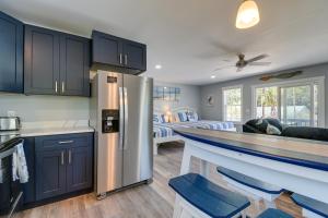 cocina con nevera y sala de estar. en Ocean Isle Beach Vacation Rental about 1 Mi to Pier!, en Ocean Isle Beach