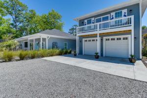 Casa azul con balcón y entrada en Ocean Isle Beach Vacation Rental about 1 Mi to Pier!, en Ocean Isle Beach