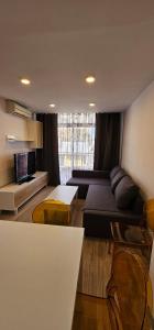 ein Wohnzimmer mit einem Sofa und einem Tisch in der Unterkunft Apartamentos Cataluña92 in Salou