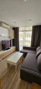 ein Wohnzimmer mit einem Sofa und einem Couchtisch in der Unterkunft Apartamentos Cataluña92 in Salou