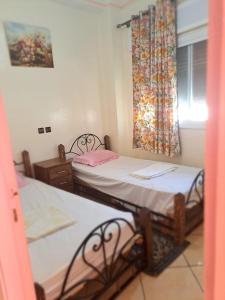 2 aparte bedden in een kamer met een raam bij Lovely View in Chefchaouene