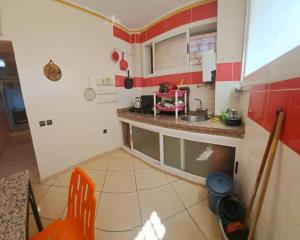 een keuken met rode en witte kasten en een aanrecht bij Lovely View in Chefchaouene