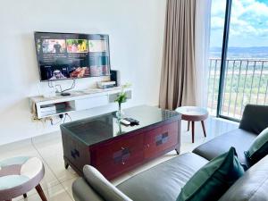 uma sala de estar com um sofá e uma televisão de ecrã plano em N Cozy 1-10Pax 2Room Trefoil SetiaAlam SmrtTV Wifi em Setia Alam