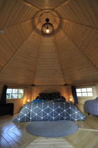 ein Schlafzimmer mit einem Bett im Dachgeschoss in der Unterkunft KOTA Finlandais ETRETAT in Les Loges