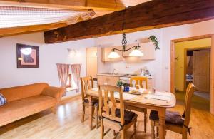 eine Küche und ein Esszimmer mit einem Tisch und Stühlen in der Unterkunft Landurlaub bei Familie Haug in Freyung