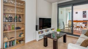 TV a/nebo společenská místnost v ubytování Sea Sun apartment in La Cala de Mijas by Costarentals - Ref 204