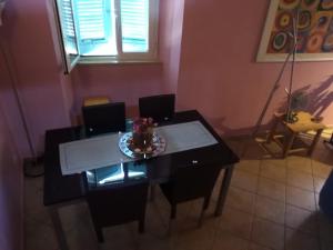 une salle à manger avec une table et des chaises noires dans l'établissement Vico Vacanze, à Ronciglione