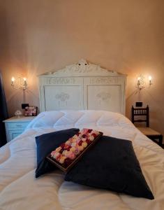 A bed or beds in a room at Mister Barolo Apartments Langhe