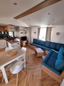 萊格卡弗爾雷的住宿－La cabane oceane，客厅配有蓝色的沙发和桌子