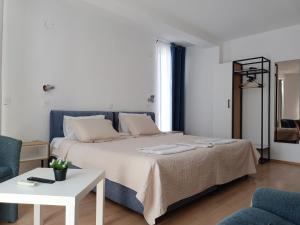 - une chambre avec un grand lit et une table dans l'établissement Apartments Gugoski, à Ohrid