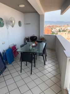 een tafel en stoelen in een kamer met een raam bij LA SANADORA in Almería