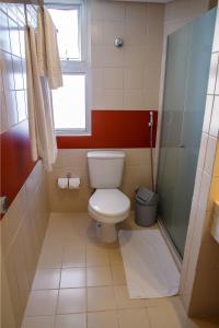 uma pequena casa de banho com um WC e uma janela em Park Hotel em Recife