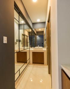 a bathroom with a sink and a mirror at Hotel Nuve Gomez Palacio in G&oacute;mez Palacio